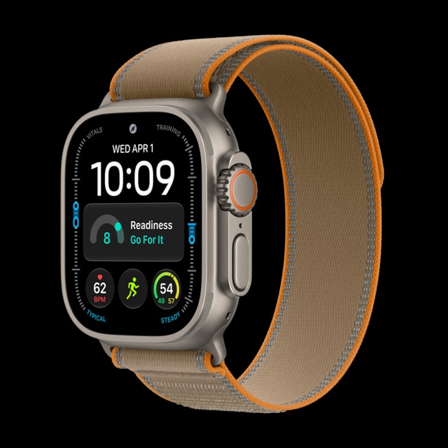 原色钛金属 Apple Watch Ultra 4 搭配沙砾色野径回环式表带。
